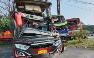 Tabrakan Beruntun 4 Bus 1 Truk  di Tol Kebakkramat Karanganyar, 1 MD