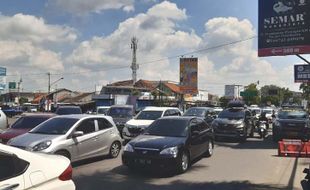 Jl. Solo-Jogja Area Prambanan Ramai, Polisi Arahkan ke Jalur Alternatif