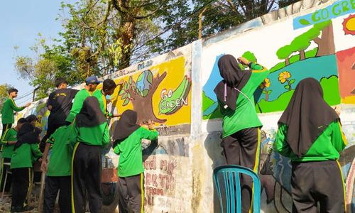 Sambut HUT Sragen, Siswa SMPN 5 Sragen Bikin Mural 100 Meter