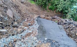 Tanah Longsor Terjang Kulonprogo, 6 Keluarga Ngungsi & Tutup Jalan