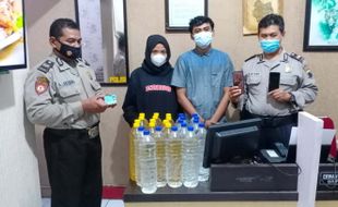 Bawa 26 Botol Ciu Pakai Motor Pasutri Muda Bantul Dicokok Polisi Solo