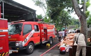 Pabrik Kerupuk di Mojayan Terbakar, Kerugian Capai Ratusan Juta Rupiah