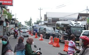 Ada Pasar Legen Jatinom, Klaten, Arus Lalu Lintas Masih Lancar