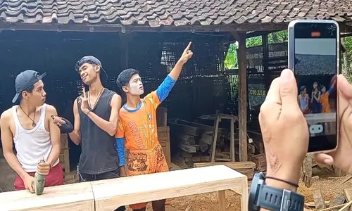 Kreatif! Kelompok Pemuda di Ponorogo Raih Cuan dari Berkreasi di TikTok