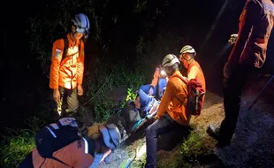 Tim SAR Evakuasi Pendaki Perempuan asal Jakarta dari Gunung Sindoro