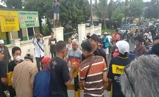 Waduh! Perlintasan Sebidang KA di Ambarawa Ditutup, Warga Bongkar Paksa