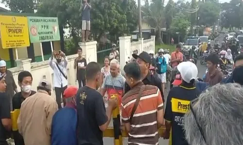 Waduh! Perlintasan Sebidang KA di Ambarawa Ditutup, Warga Bongkar Paksa