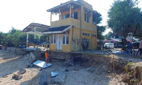 Posko SAR Pantai Krakal Terancam Ambruk, Petugas Jaga Numpang di Warung