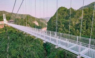 Bikin Hayub-Hayuben! Vietnam Punya Jembatan Kaca Sepanjang 632 Meter