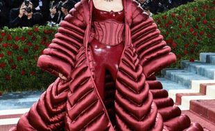 Gigi Hadid Kenakan Busana Versace di Met Gala 2022