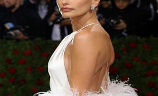 Hailey Bieber Kena Strok Ringan Gara-Gara Pil KB