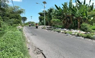 Jijik! Sampah Menumpuk di Jembatan Sido Dadi Perbatasan Pedan-Trucuk