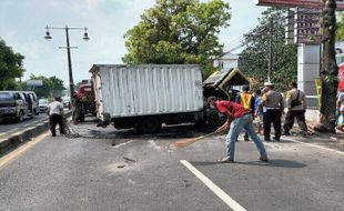 Truk Boks Terguling di Delanggu, Sopir: Saya Injak Gas Malah Nyangkut