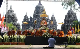 Begini Suasana Detik-detik Waisak di Candi Sewu Klaten