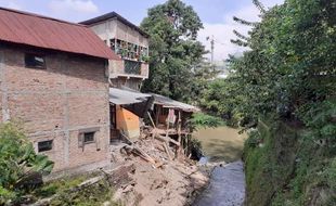 Rumah Ambrol Terbawa Arus Kali Anyar, Warga Solo Ini Rugi Rp50 Juta