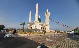 Kondisi Masjid Madaniyah Karanganyar Seusai Salat Id, Penuh Sampah!