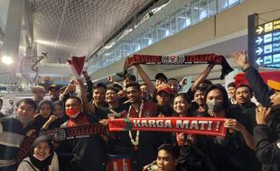 Suporter Sambut Kedatangan Timnas Sepak Bola Indonesia U-23 di Bandara