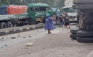 Tabrakan Karambol 4 Truk di Alas Roban, 1 Meninggal