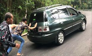 Mini Bus Rem Blong di Tanjakan Cinomati Bantul, 1 Orang Meninggal