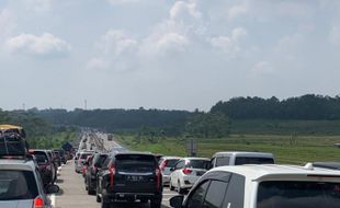 Ada Kecelakaan, Ribuan Mobil Terjebak Macet di Tol Semarang-Solo