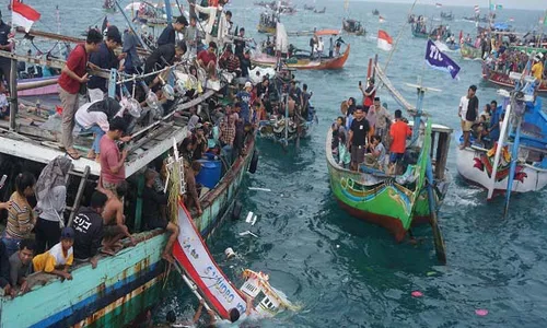 Meriah! Begini Jalannya Tradisi Larungan Kepala Kerbau di Jepara