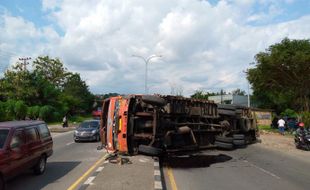 Truk Bermuatan Tripleks Terguling Melintang di Ring Road Mojosongo Solo