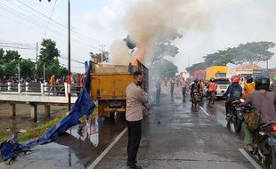 Truk Bermuatan Kayu Terbakar di Jalan Pantura Demak