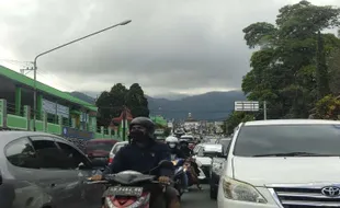 Libur Panjang, Jalanan Kawasan Tawangmangu Karanganyar Padat Merayap