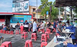 Ikut Vaksinasi Covid-19 di CFD Solo, Warga Bawa Pulang Bingkisan