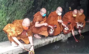 Air Berkah Waisak Diambil dari Umbul di Lereng Gunung Sindoro