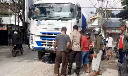 Bikin Deg-degan, Emak-emak di Grobogan Nyaris Terlindas Truk