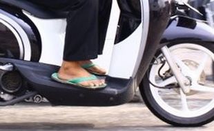 Bahaya Yang Mengintai Jika Pakai Sandal Jepit Saat Naik Sepeda Motor