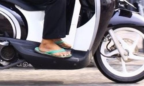 Info Maszeh! Naik Motor Pakai Sandal Jepit Tak Ditilang, Tapi Dilarang