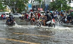 Tips Aman Menerjang Banjir Dengan Sepeda Motor, Tetap Hati-hati