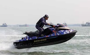 Atraksi Jetski Polairud Polda Jatim Sambut HUT ke-76 Bhayangkara