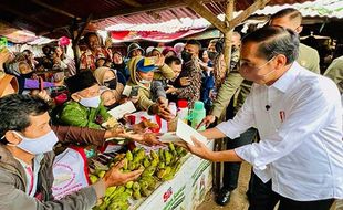 Kunjungi Pasar Baros Serang, Jokowi Serahkan Bansos & Cek Harga Migor