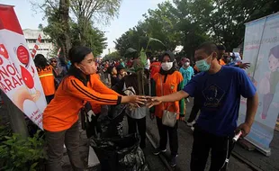 DLH Solo Gelar Aksi Tukar Sampah dengan Bibit Tanaman di Area CFD