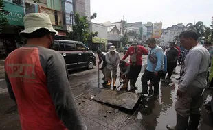 DPUPR Cek Drainase Jl S. Parman Solo, Temukan Banyak Sampah Nyangkut