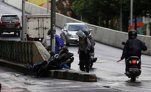 Rawan Kecelakaan, Waspada Jalan Licin saat Hujan di Flyover Manahan