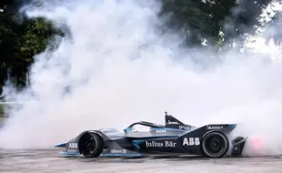 Pembalap Formula E Nyck de Vries Tunjukkan Aksi Ngedrift di Monas