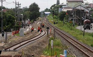 Pembangunan Jalur Sementara KA di Area Proyek Rel Layang Joglo Solo