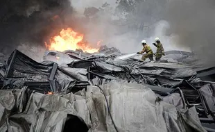 Pabrik Tiner di Tangerang Ludes Terbakar, Ini Foto-Fotonya