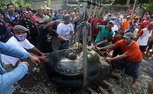 Selamatkan BCB, Dua Kepala Arca Diangkat dari Dasar Sungai di Kediri