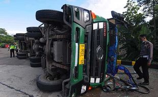 Foto-Foto Kecelakaan Truk dan Mobil di Simpang Solidaritas Boyolali