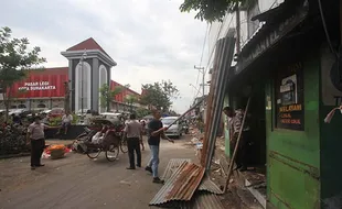 Satpol PP Bongkar Lapak Liar PKL Oprokan di Depan Pasar Legi Solo