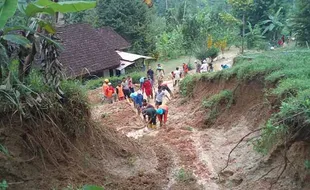 Foto-Foto Tebing Setinggi 7 Meter Longsor di Kerjo Karanganyar