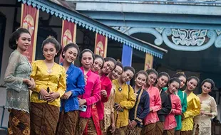 Tampil Anggun, Sejumlah Perempuan Ikuti Parade Kebaya Nusantara di Solo