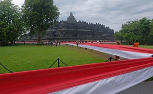 Wow! Warga Bentangkan Merah Putih 1.000 Meter Kelilingi Candi Borobudur