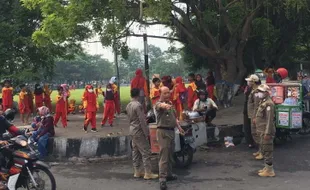 Baru Sehari Ditertibkan, PKL Masjid Agung Karanganyar Balik Lagi