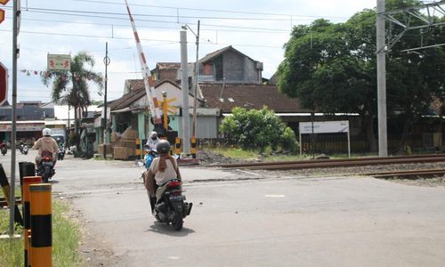 Bentor Berpenumpang Ibu-Anak Nyaris Tertabrak KA di Jogonalan Klaten